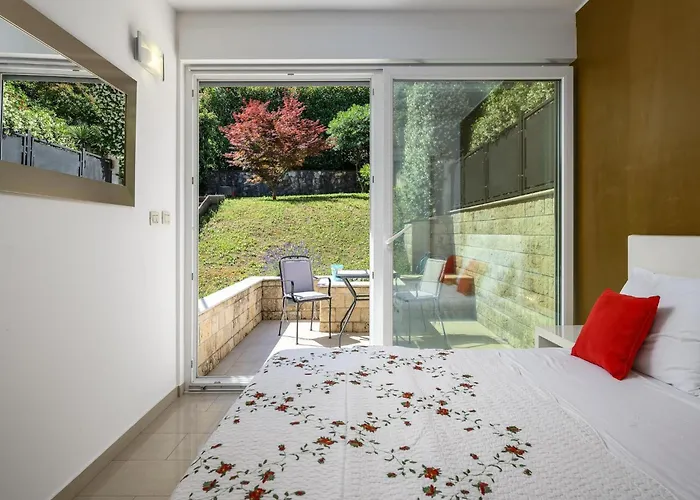 In Pore Near Rock * Poreč