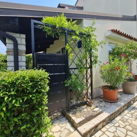 Apartman In Pore Near Rock *