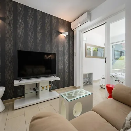 Apartman In Pore Near Rock
