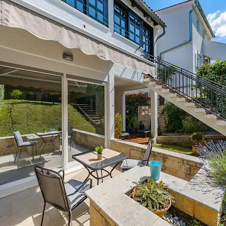 In Pore Near Rock Lejlighed Poreč